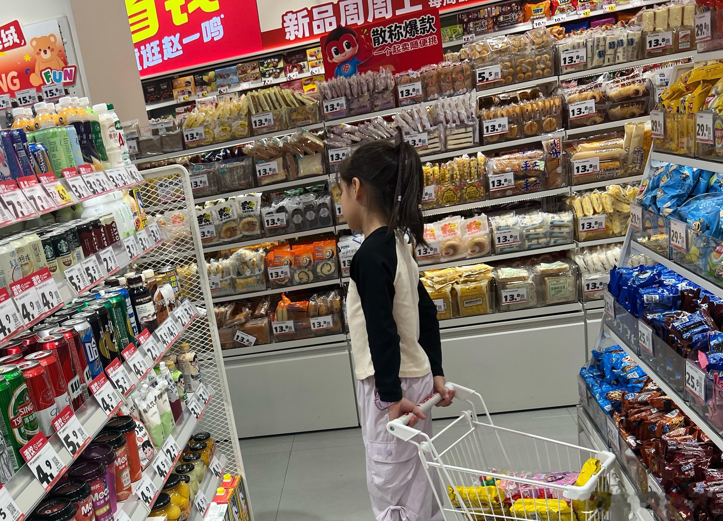 一早又冷又下雨～好不容易把米米送到学校，结果发现把裤子弄湿了。又飞回来继续把裤子