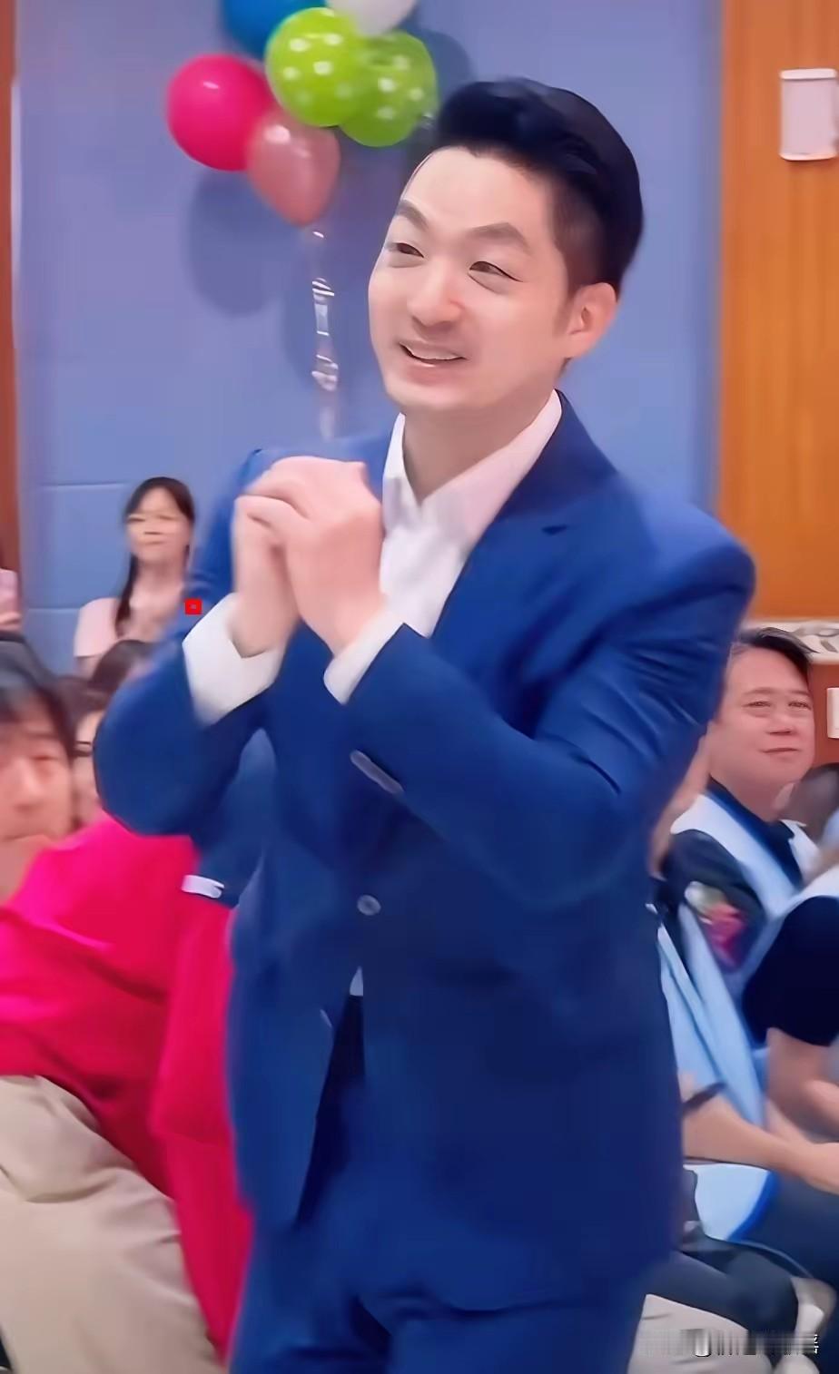 看完蒋万安那8分钟，我第一反应不是佩服，而是尴尬。
​替我平时见的那些“大人物”