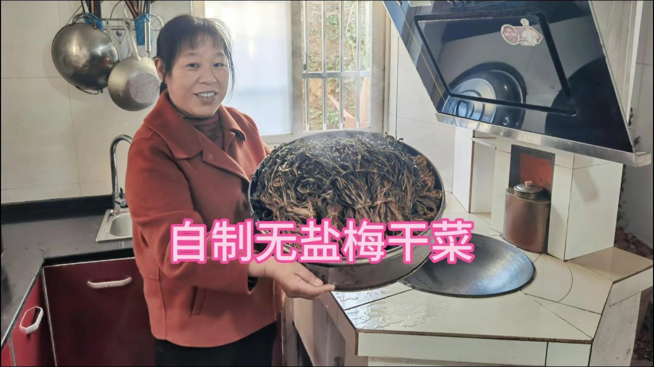 先处理萝卜缨子：叶子和根要分开，根老的话一定要剪干净，嫩叶子和杆子都要洗干净。锅