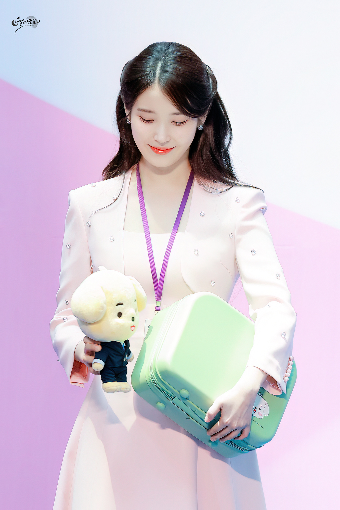 IU[超话]  🐥IU青龙视后 250725 IU 仁川机场海关宣传大使委任仪