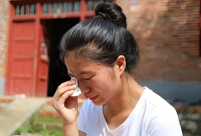 云南，一男子因为贪图亲嫂子的美貌，竟然趁嫂子午睡的时候进入房间，之后，男子拿着工