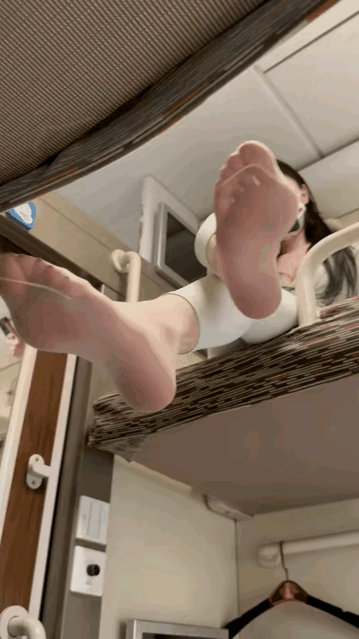 火车软卧车厢碰到的，，，怎么样才能礼貌上提醒她注意下素质，把鞋穿起来呢？
丝袜脚