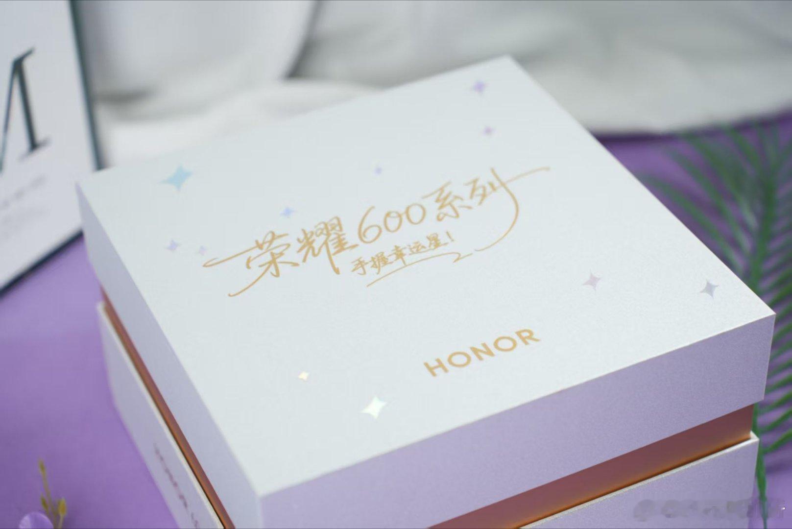 这次荣耀居然与星巴克联名了！送了次元娘一款星空杯，也太好看了吧，还有一个小手电，