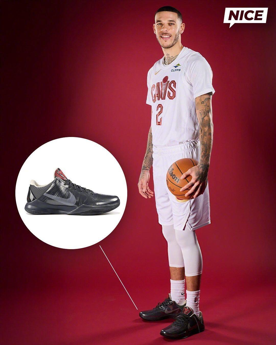 骑士nba媒体日球哥 球哥在媒体日上脚的科比战靴，有点小帅[照相机] ​​​