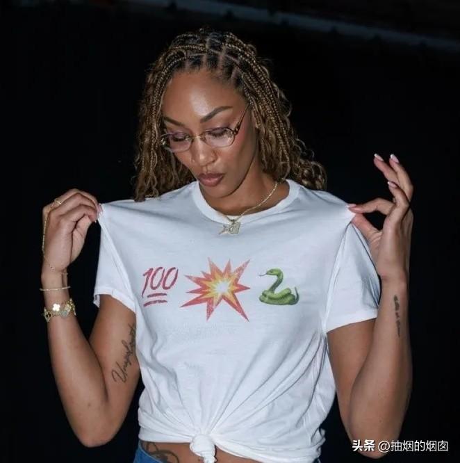 阿德巴约83分一事，持续发酵。
阿德巴约女友威尔逊穿上了定制T恤。
这T恤的图案