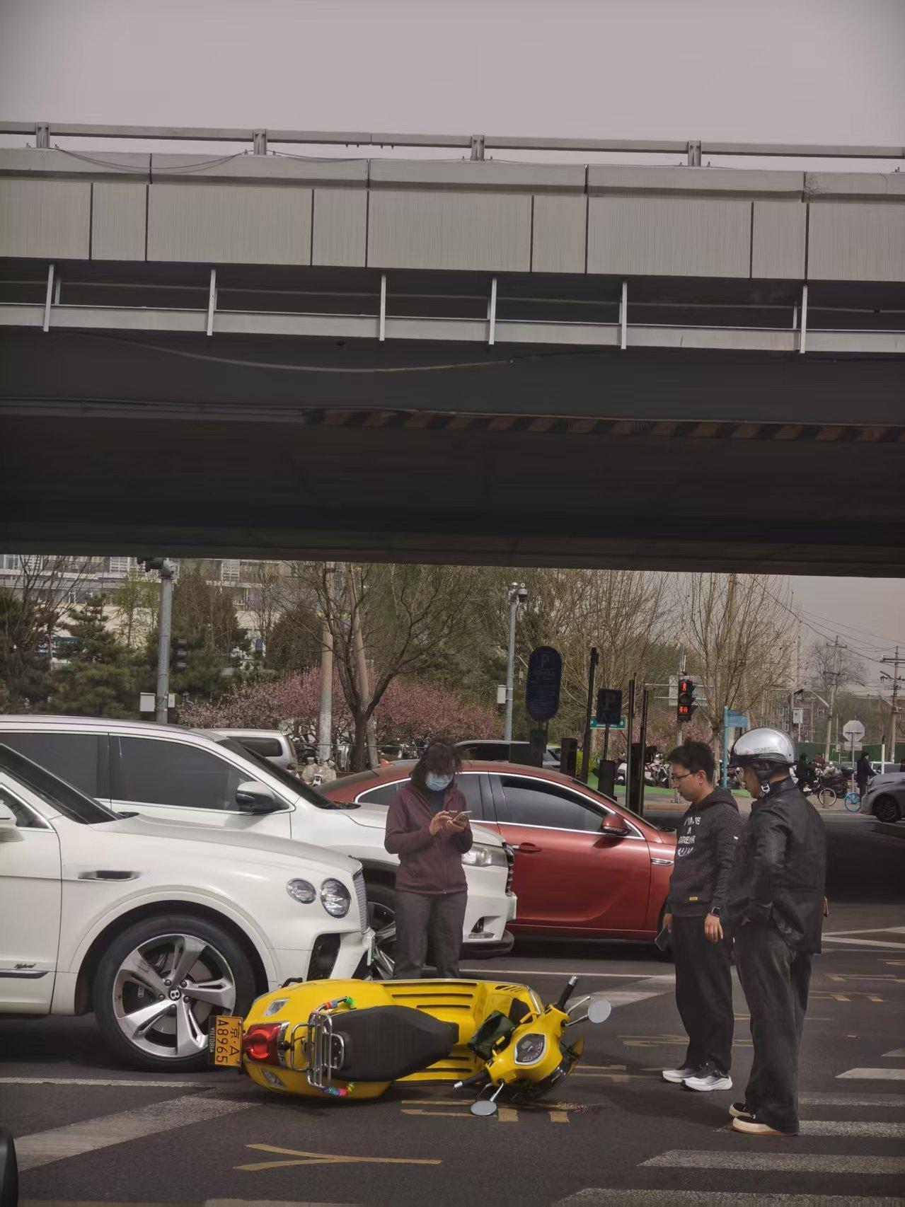 车若初见 针尖对麦芒，这俩车修起来的价格应该是夯爆了