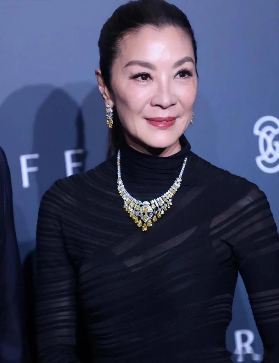 61岁，杨紫琼再次站上世界之巅。柏林电影节将2026年终身成就金熊奖颁给她，全球