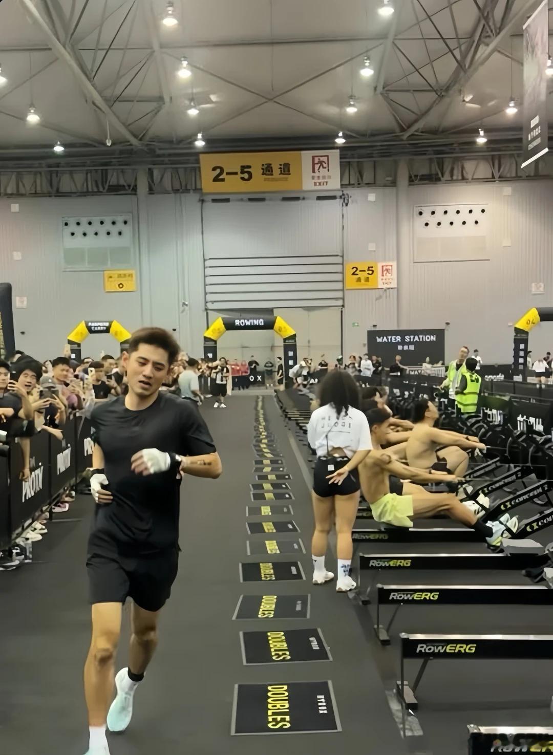 事件起因于8月1日成都HYROX全球健身跑系列赛事。作为赛事特邀嘉宾及淘宝直播战