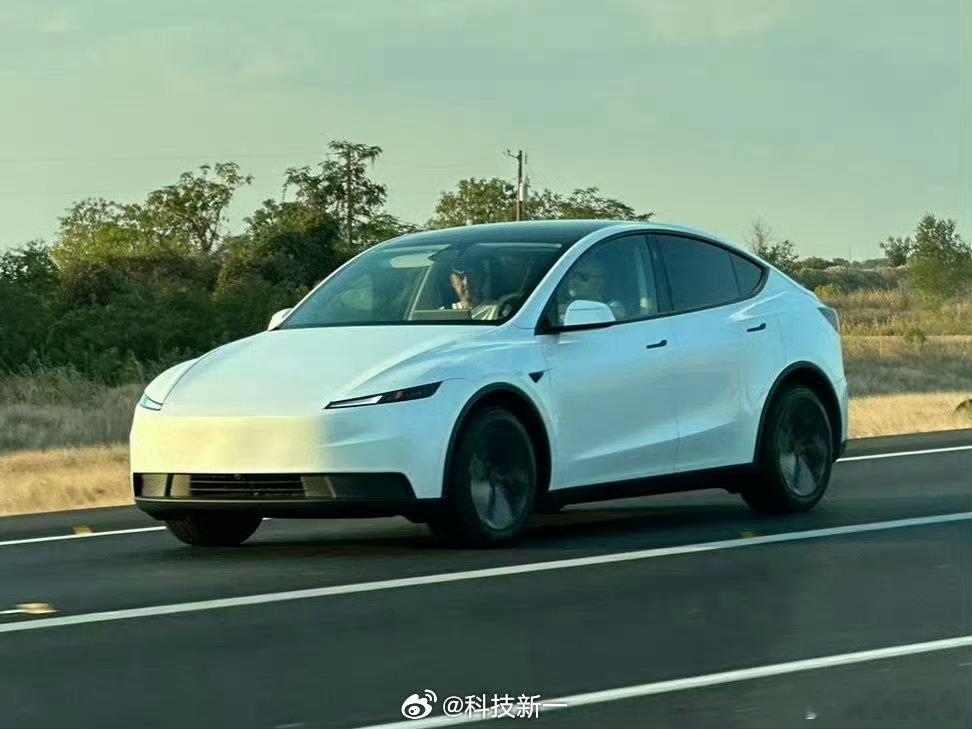 特斯拉或推出更低价ModelY前面的贯穿灯也没了后面的漫反射尾灯也没了[泪奔] 