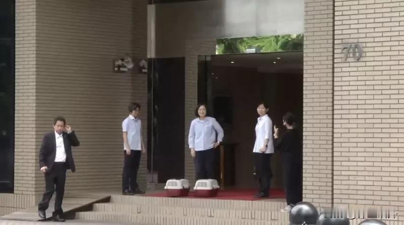 蔡英文卸任了，一个月还领8.6万元新台币的礼遇金。
当然还有各种随扈保全等等。