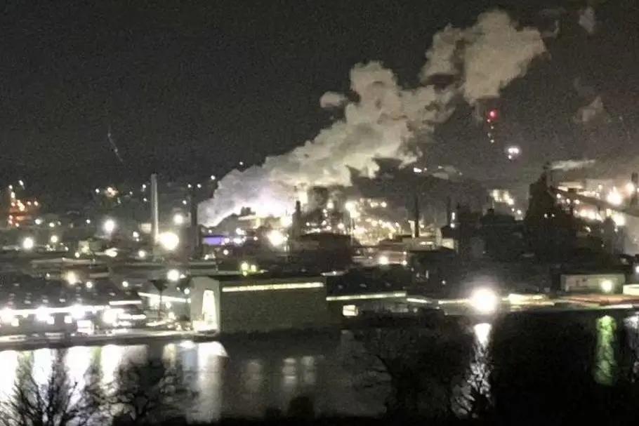 日本钢铁厂炸了！大火冲天12小时还没灭，现场一片火海，浓烟遮住半边天！


凌晨