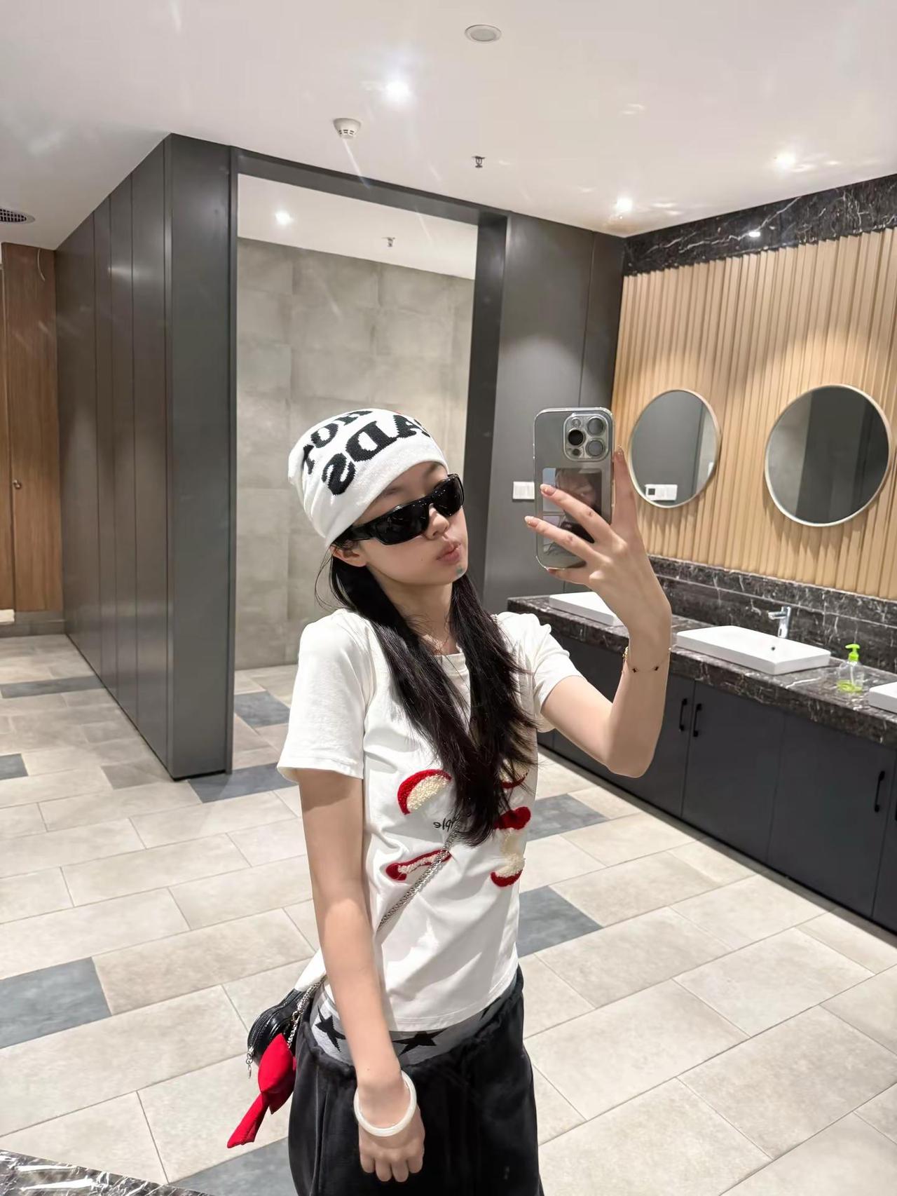 这个黑框镜儿怎么莫名有股james味儿。ootd 赵雨凡 martin