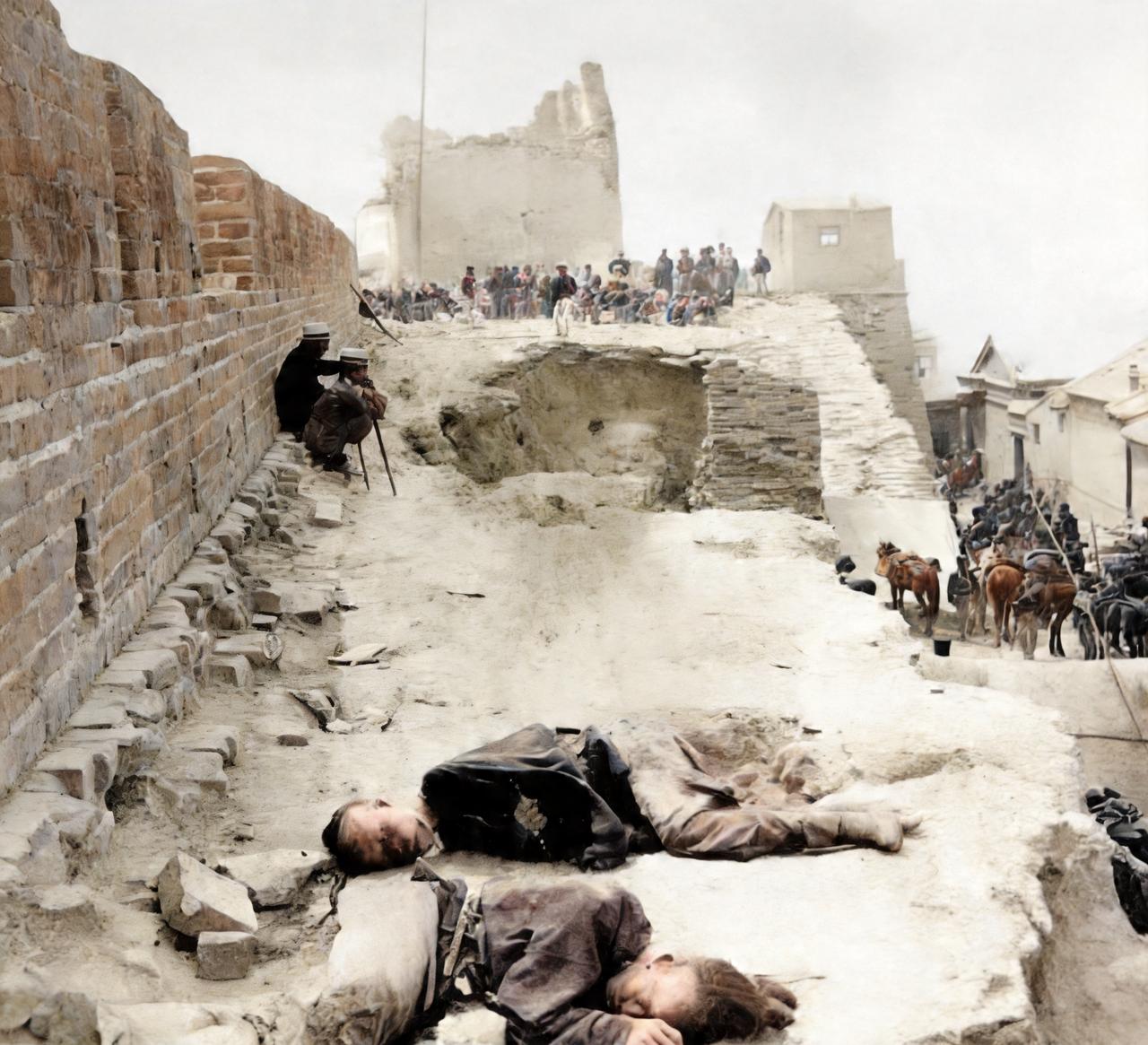 这是1900年天津保卫战中战死在城墙上的清军士兵与义和团成员。这也是最为惨烈的城