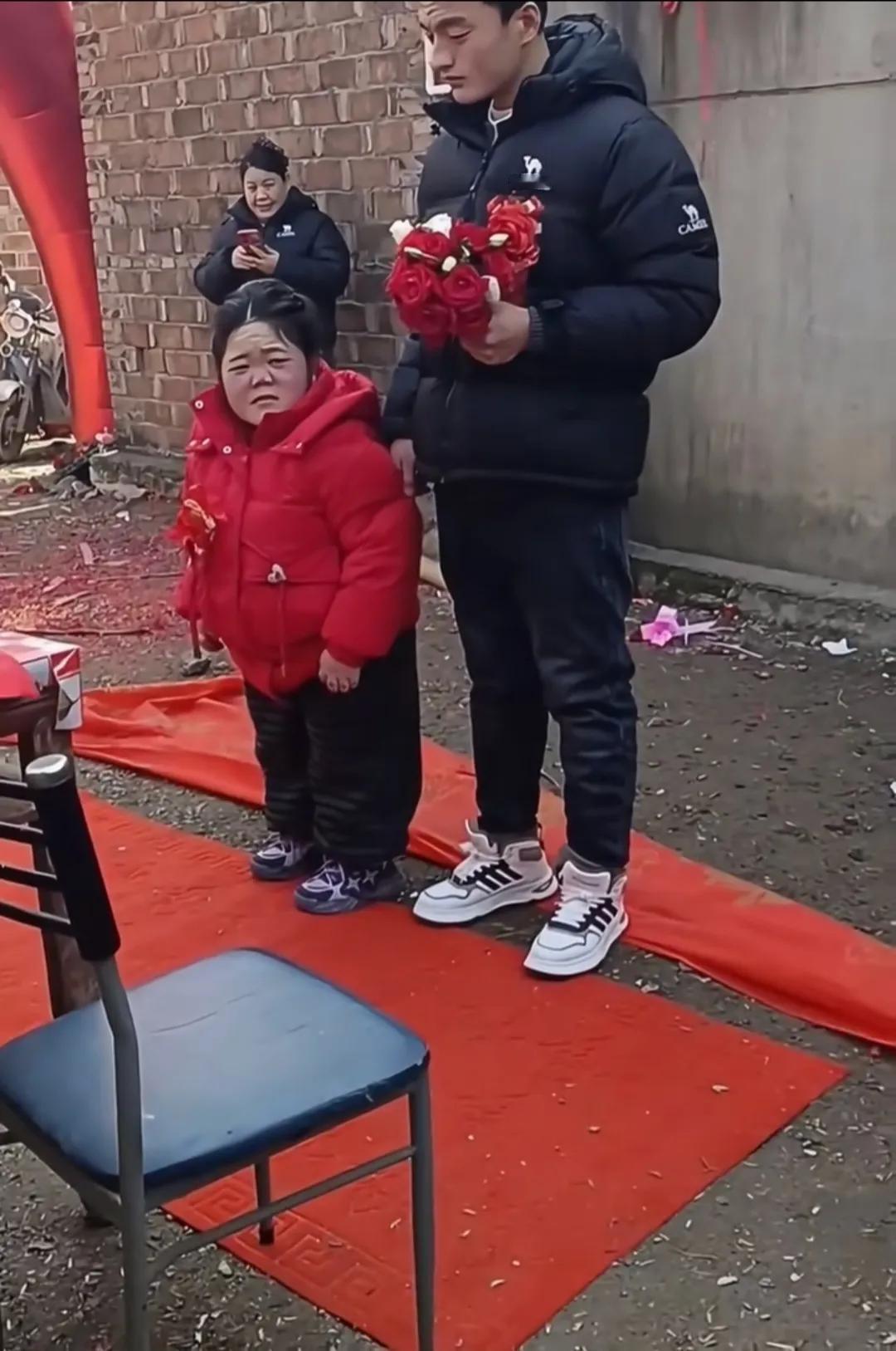 相爱的路上，身高不是距离，相信他们一定是真爱，丝毫不影响他们的幸福！