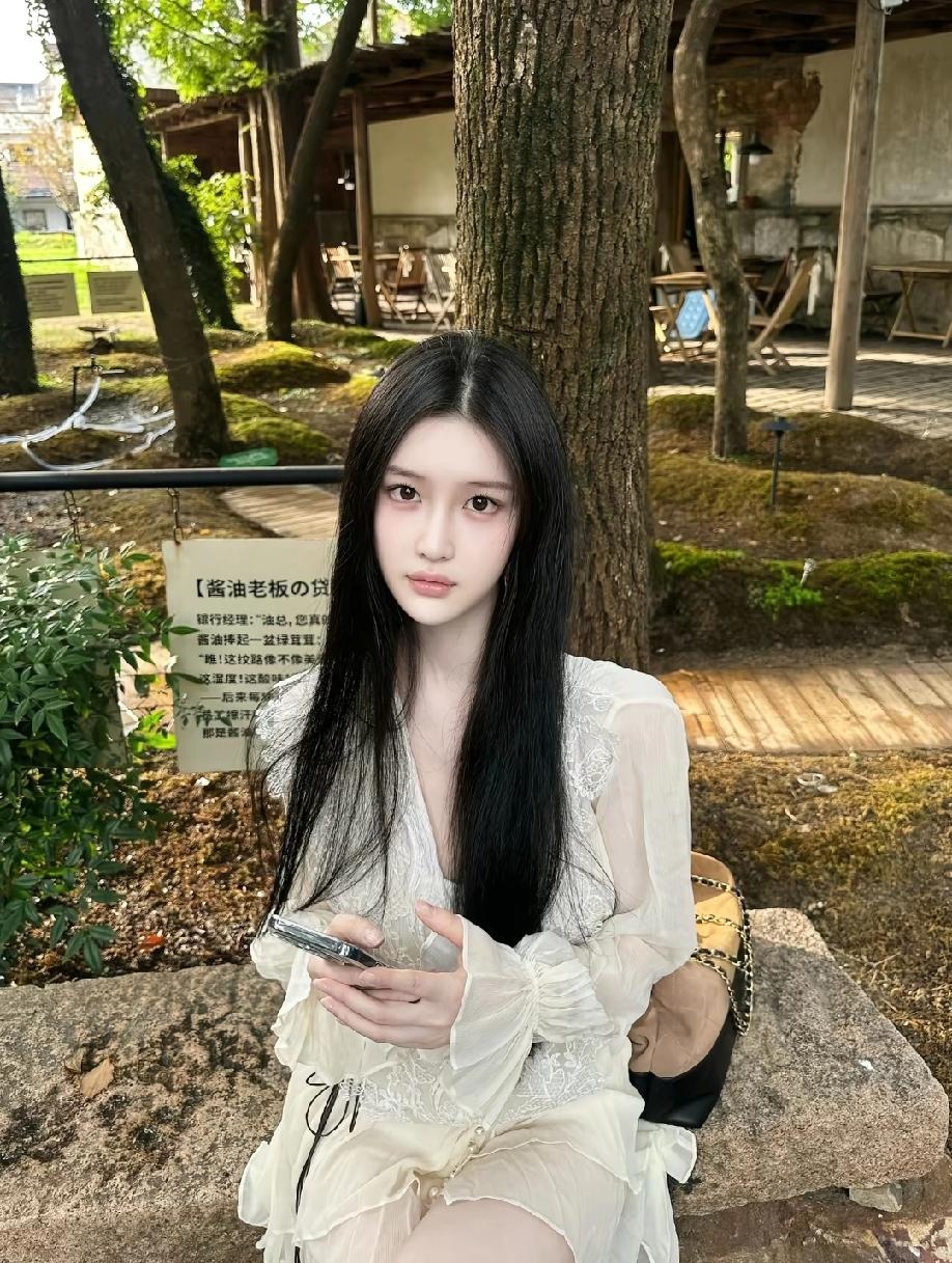 太完美的女人，美到极致美到离谱了，穿衣也很会讲究，很称搭身材！！！什么样的女人才