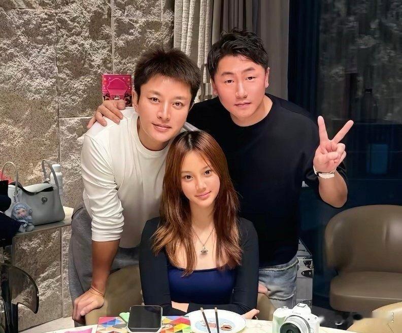 贾乃亮与13岁女儿甜馨聚餐的画面好温馨！父女俩脸型五官简直像复刻，基因太强大了。