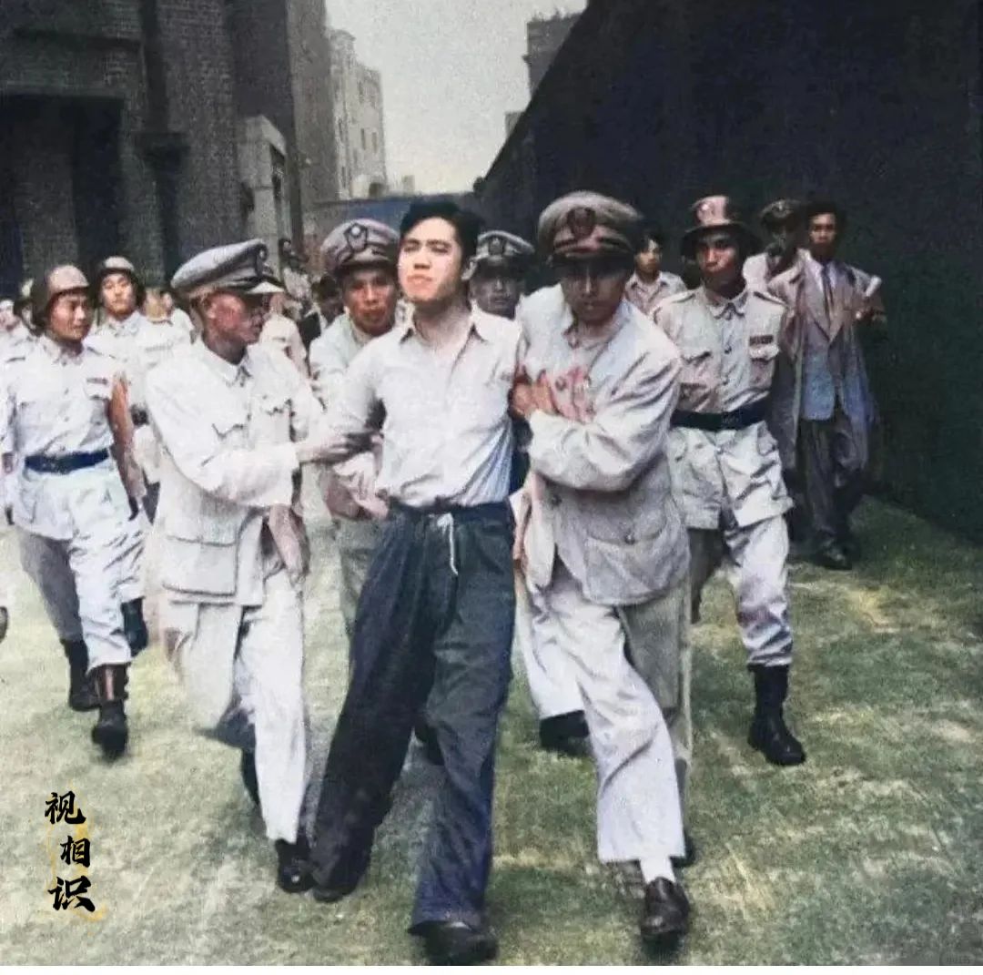 1948年，上海，24岁的王孝和被反动派宪兵押赴刑场的老照片，在生命的最后关头，...