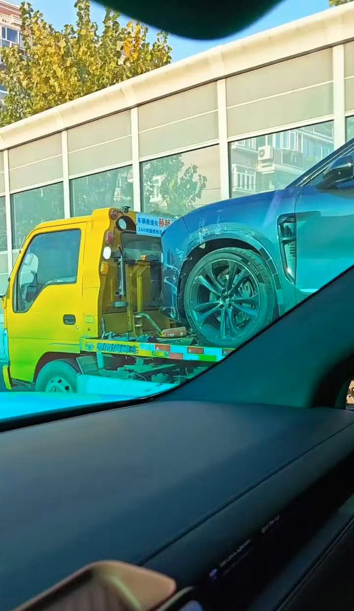 新款蔚来ES7实车曝光！

上一代机型运营不算很成功，因为定位太接近了，导致这一