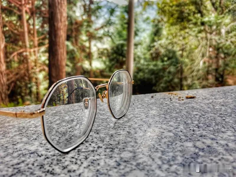 眼镜被二年级8岁儿子打坏了，还打把我眼睛打得好疼。

养不教，父之过。

我真是