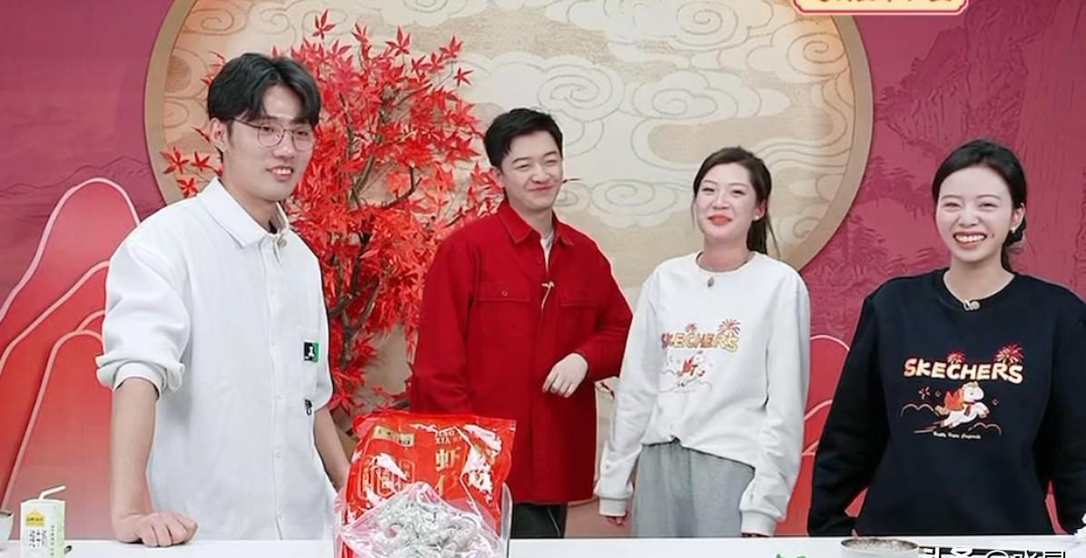 别听女主播跟你谈自律，真相是她聚餐回来连口红都不补就上播。
鹏鹏盼盼小贝董董站一