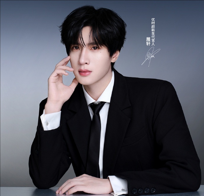 展轩黑西装展轩黑西装，展轩解锁新代言啦，黑西装造型就是这么帅啊~ 