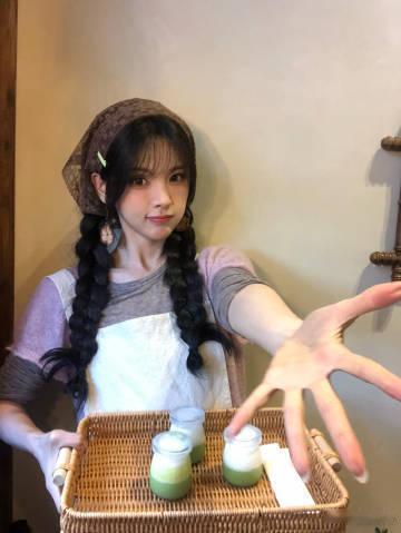 杨超越做甜点师傅不放糖杨超越好美萌的厨娘杨超越已经够甜了，甜点根本不需要再加糖 