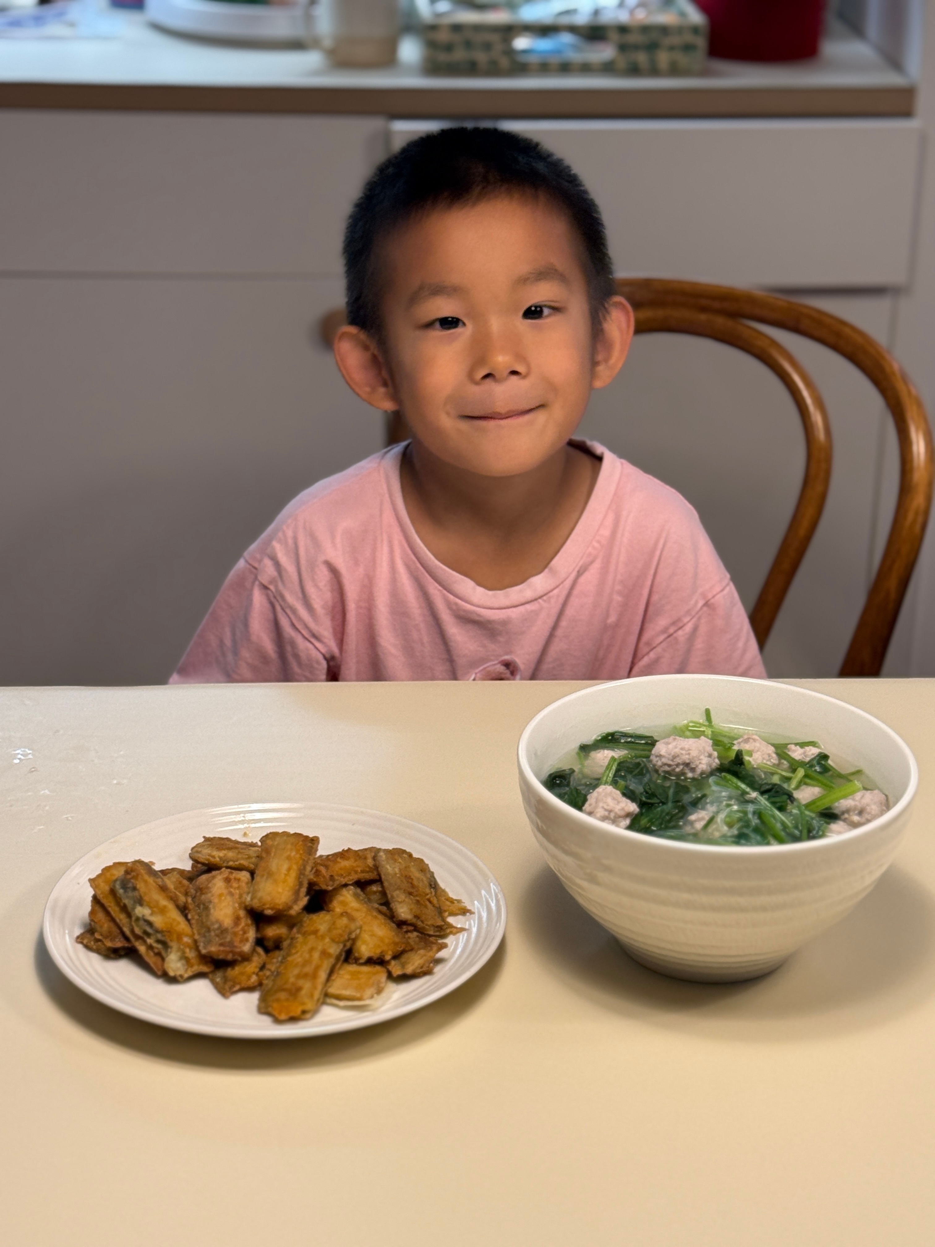 李扣扣突然跟我说：妈妈我发现有些人的耳朵是贴着脑袋长的！我说宝宝你再看看呢，除了