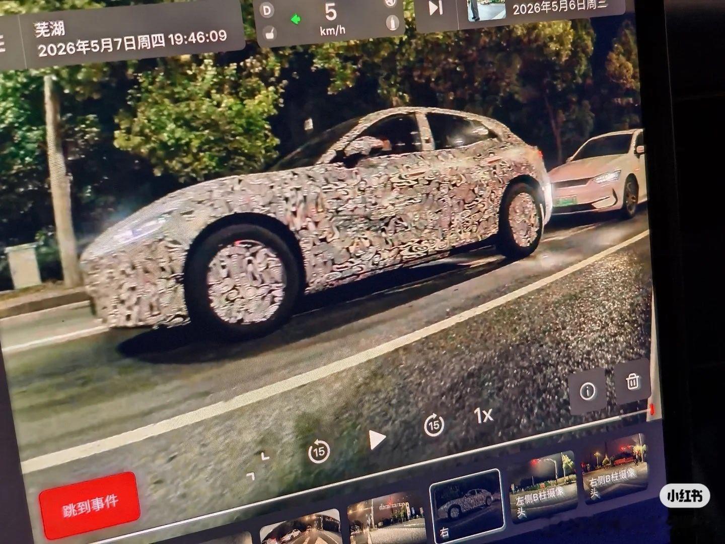 这张就更清晰了，这车头，这姿态！家族化尾灯，好像中间还有点布灵布灵的东西，智界这