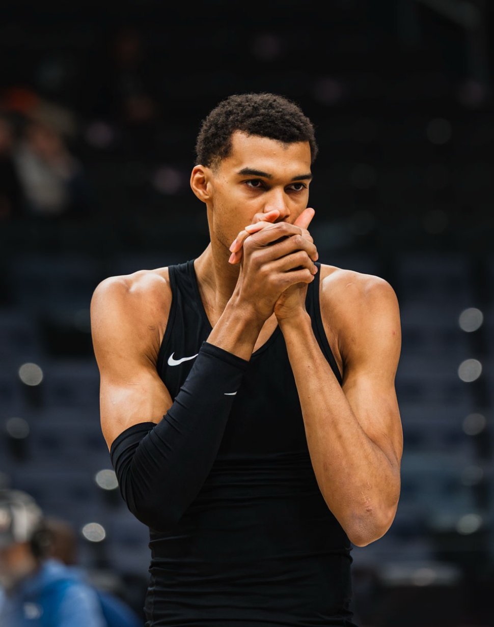 明天对阵灰熊的比赛，文班亚马出战成疑！文班今天全程参与了队内5对5对抗训练，明日