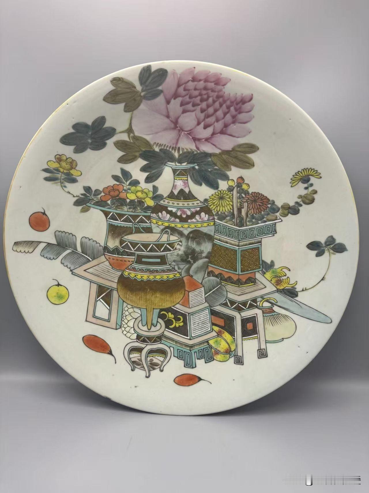 还有布依族的蜡染和刺绣，图案丰厚朴实，艺术效果独特，这精湛手工艺让人触摸到传世器