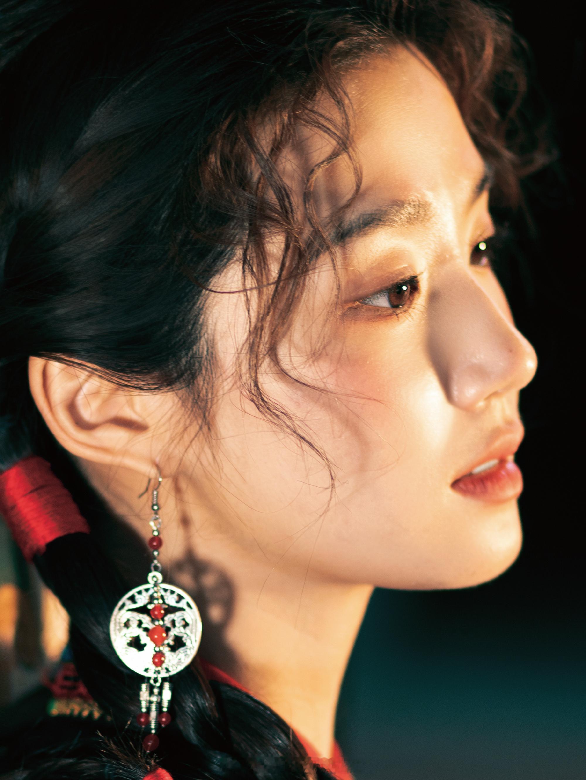 卢昱晓畲族服饰写真卢昱晓畲族造型 摄人心魄的美 