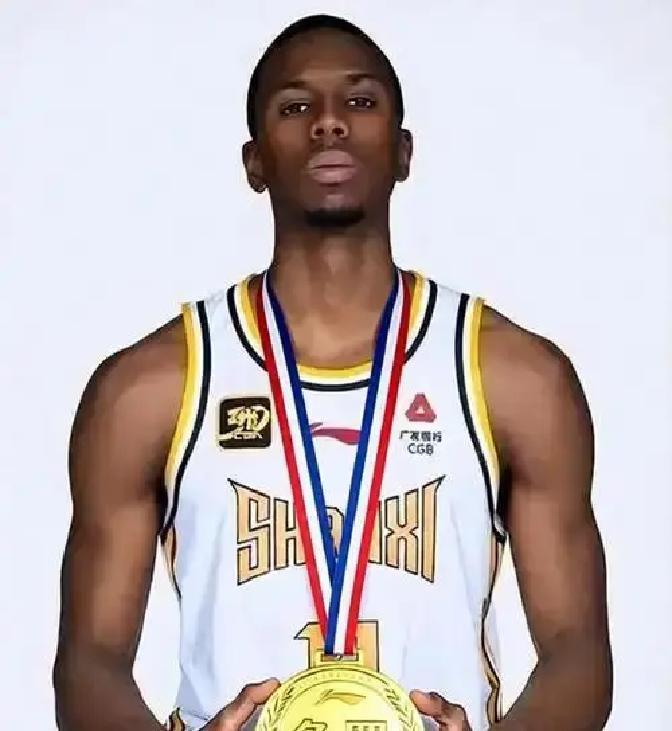 裁判漏判，广东白输
 
迪亚洛连肘三次，裁判只吹一次。CBA官方报告第二天就认：