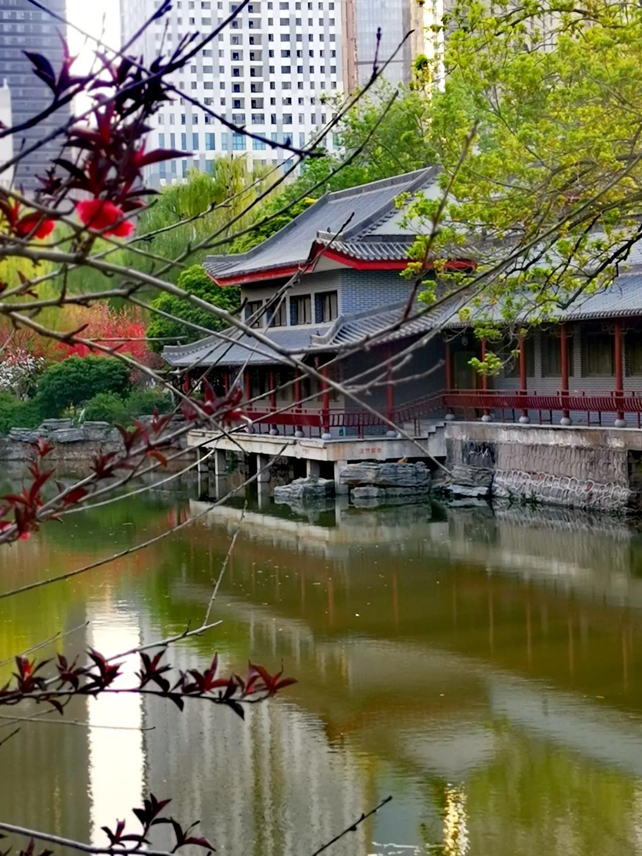 漫步于山东省诸城市的街头，仿若穿越时空。一侧是古风建筑，飞檐斗拱、红墙黛瓦，娓娓