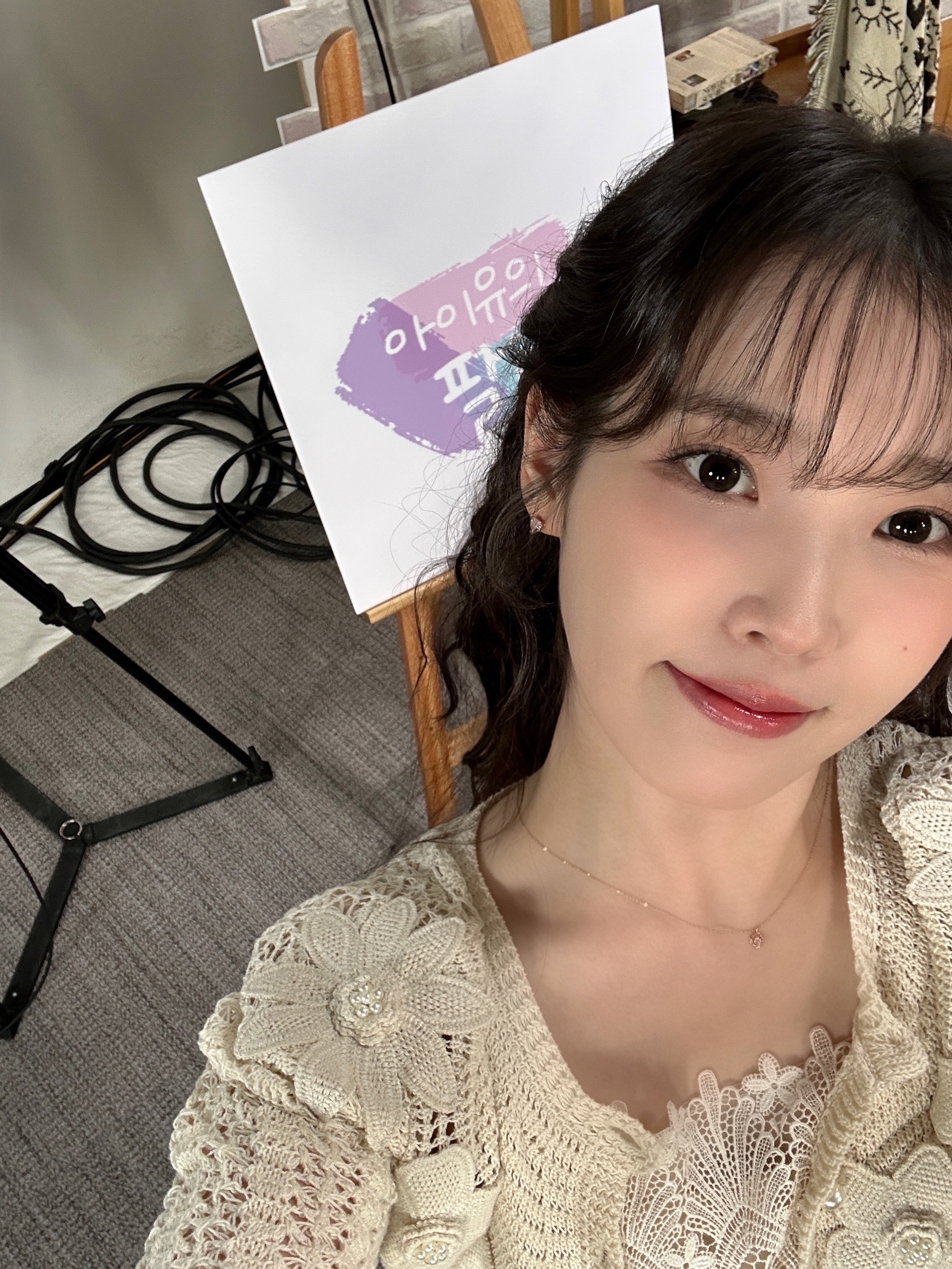 260310 IU官方更新自拍 