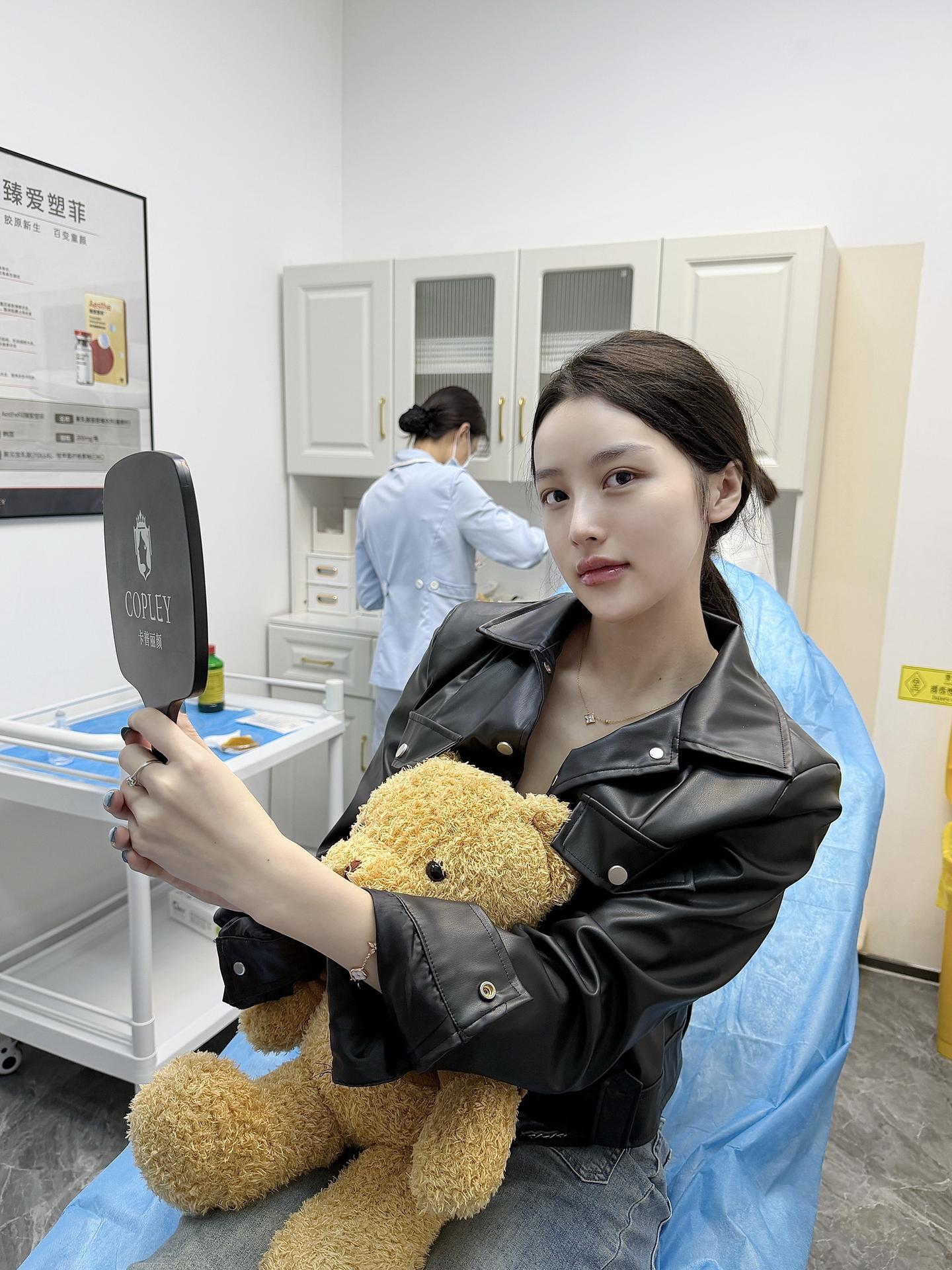 亲爱的 我打一支玻尿酸 都要三千起步 你上下嘴皮子一动就说喜欢我 我沉默了好久