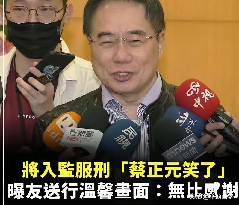 囚车引擎低沉轰鸣，车厢内死寂压抑，蔡正元即将失去自由，奔赴一场无妄的牢狱之灾。身