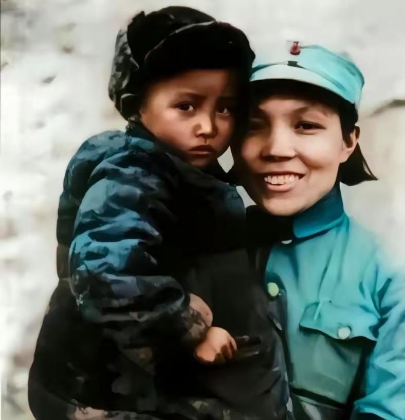 1937年的延安，蔡畅怀中的李敏才一岁，小小的她眼神怯生生的，小手不安地攥着衣服