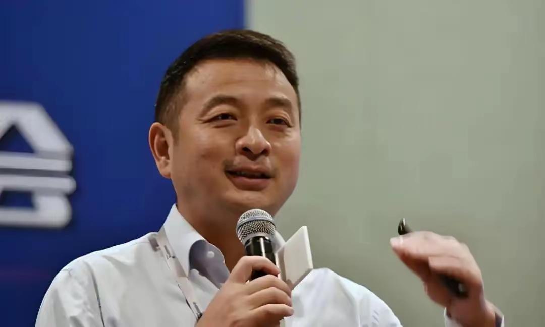 针对现在很多大学毕业生难找工作的情况，北大教授梁建章建议：暂时找不到工作的年轻人