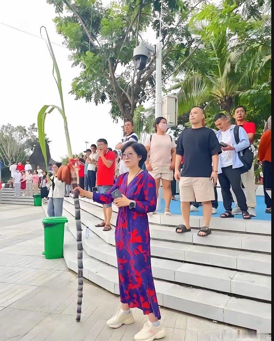 高考第一天，坐在考场外面闲来无事刷手机，无意间刷到这么一张图，我见过穿旗袍，也见