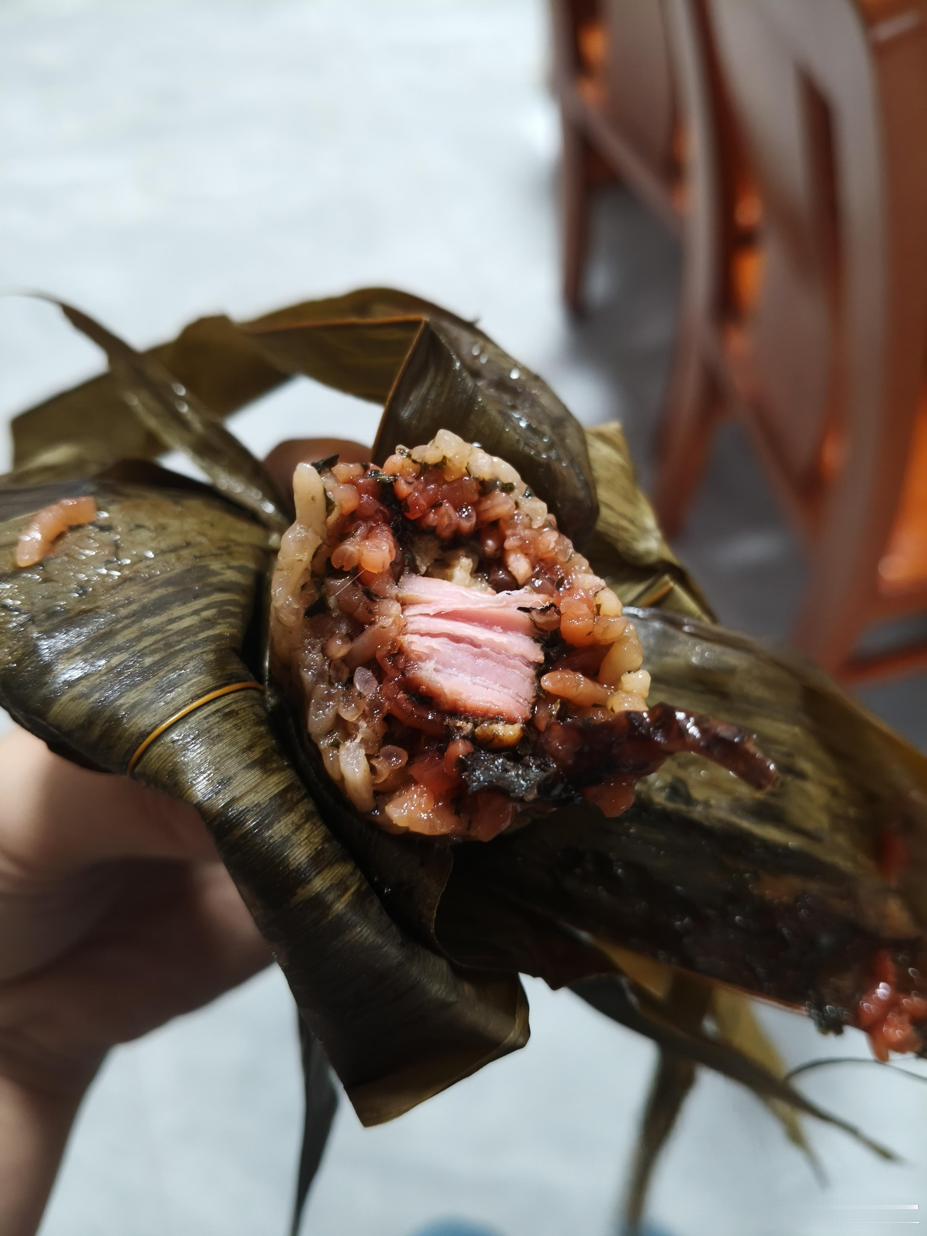岁岁端阳，粽香祈安康，一家人围坐包粽，便是端午节最浓的人间烟火，亲手制作的粽子，