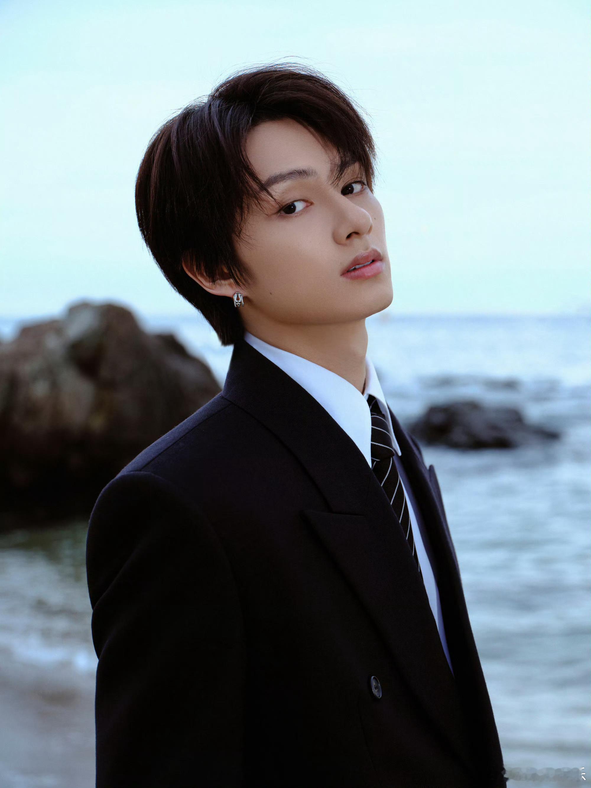文俊辉徐明浩方严正声明今晚，文俊辉、徐明浩所属公司发布严正声明称，网传二人“夜店