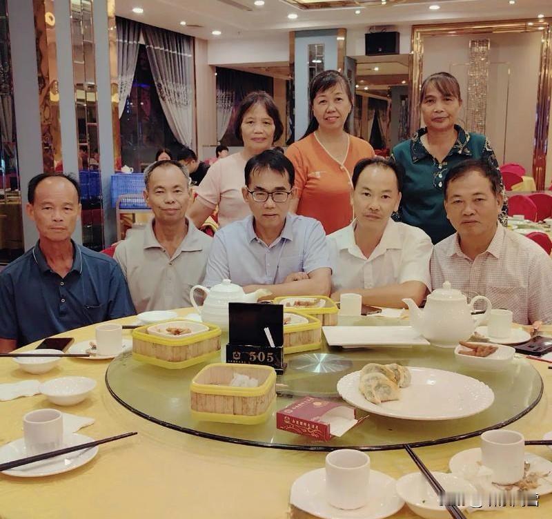 老同学聚会，不比钱财比吃药，不比地位比儿孙。六十岁的王丽丽大把吃保健品，结果吃出