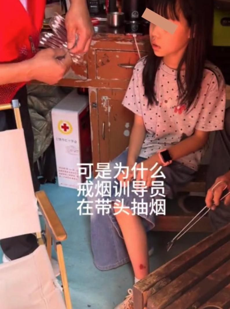离谱！江西，一位妈妈带着女儿到景区旅游，女儿不小心受伤，景区的大叔帮忙上碘伏抹药