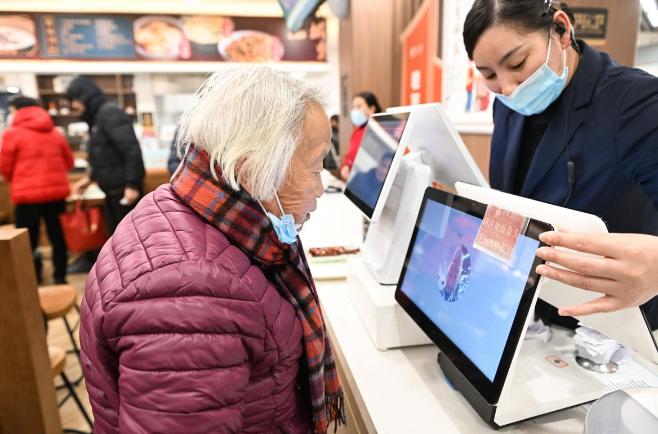 为什么建议大家尽量使用现金支付？原因很现实，银行人告诉你答案

一提到现金，很多