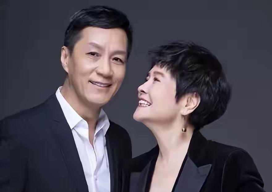 丁克是冯远征当年提的。他看朋友家孩子哭得心烦，跑回剧组跟梁丹妮说咱别要了。她一开
