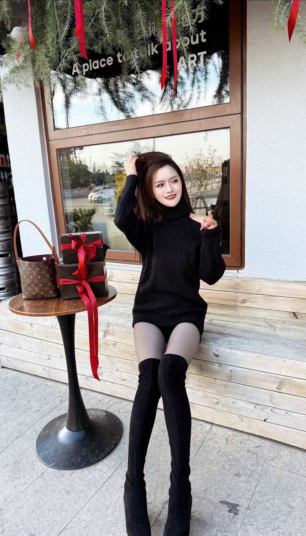 冬日穿搭指南：黑色毛衣+高筒靴，温暖又时尚！🌟👗👢