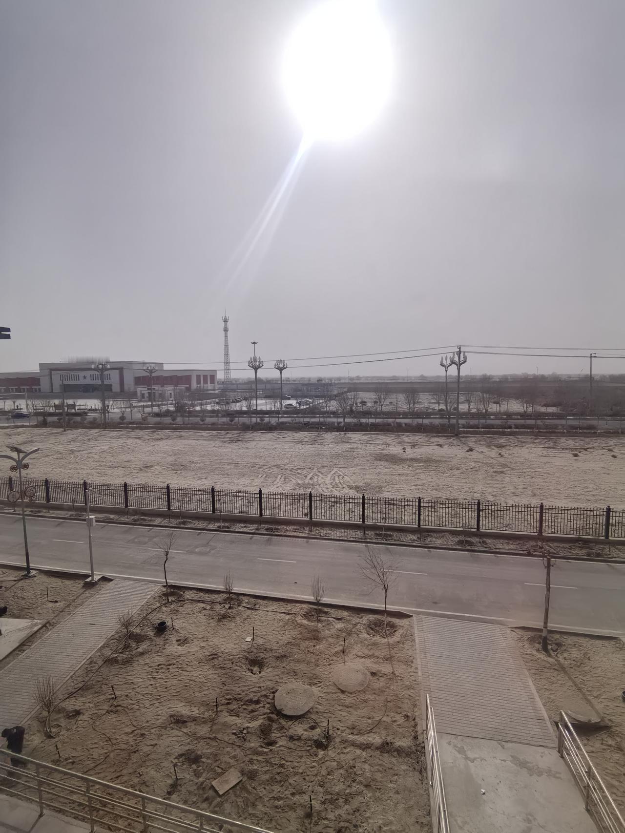 今年冬天的不同新疆二二五团玉泉镇15点的火车站，十多天的雾霾总算过去了，终于看到