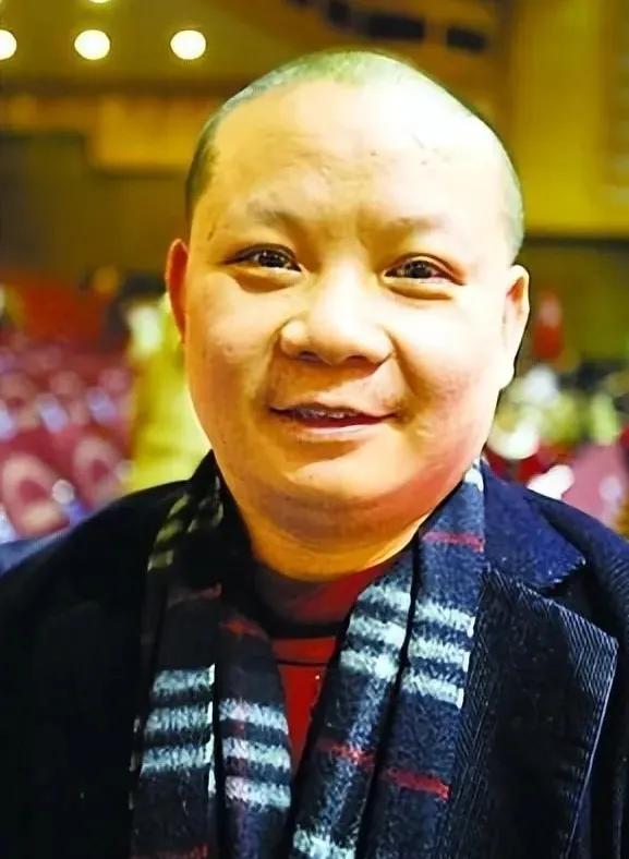 重庆一个亿万富豪名叫郭家富，曾花6000多万给员工们买房子，送员工十几辆保时捷，