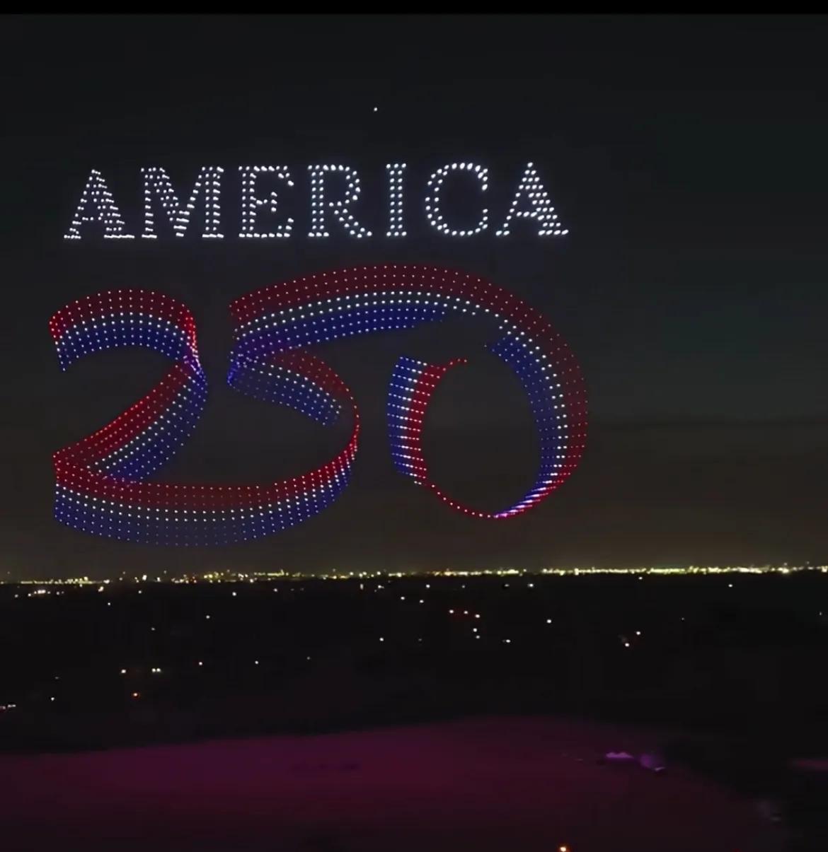 美国250周年庆典，德克萨斯州达拉斯市上演了一场规模空前的无人机灯光秀，场面超乎