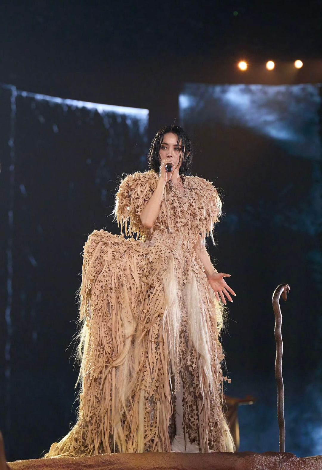 乐评人谈歌手是否必须会创作  李荣浩维权引发抄袭争议，一边强调原创与版权神圣，一